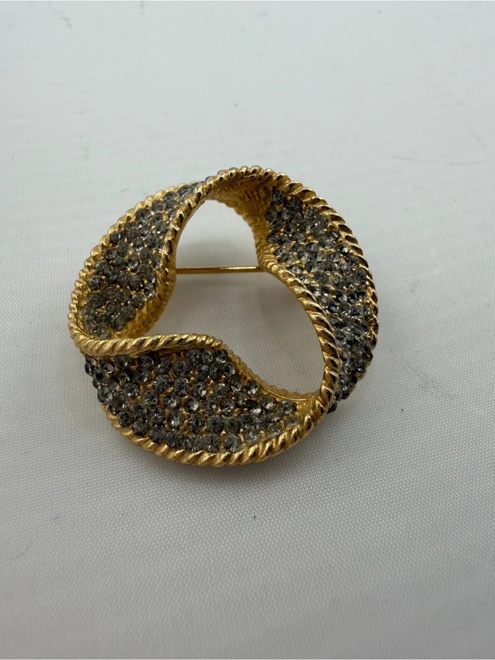 Vintage Gold Tone Rhinestone Ribbon Swirl Brooch Pin Statement Jewelry